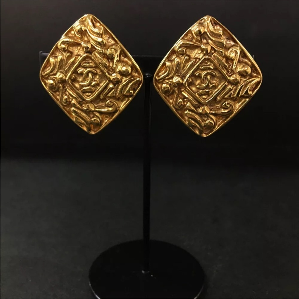 CHANEL CC Logo Gold Tone Earrings - Picture 1 of 7